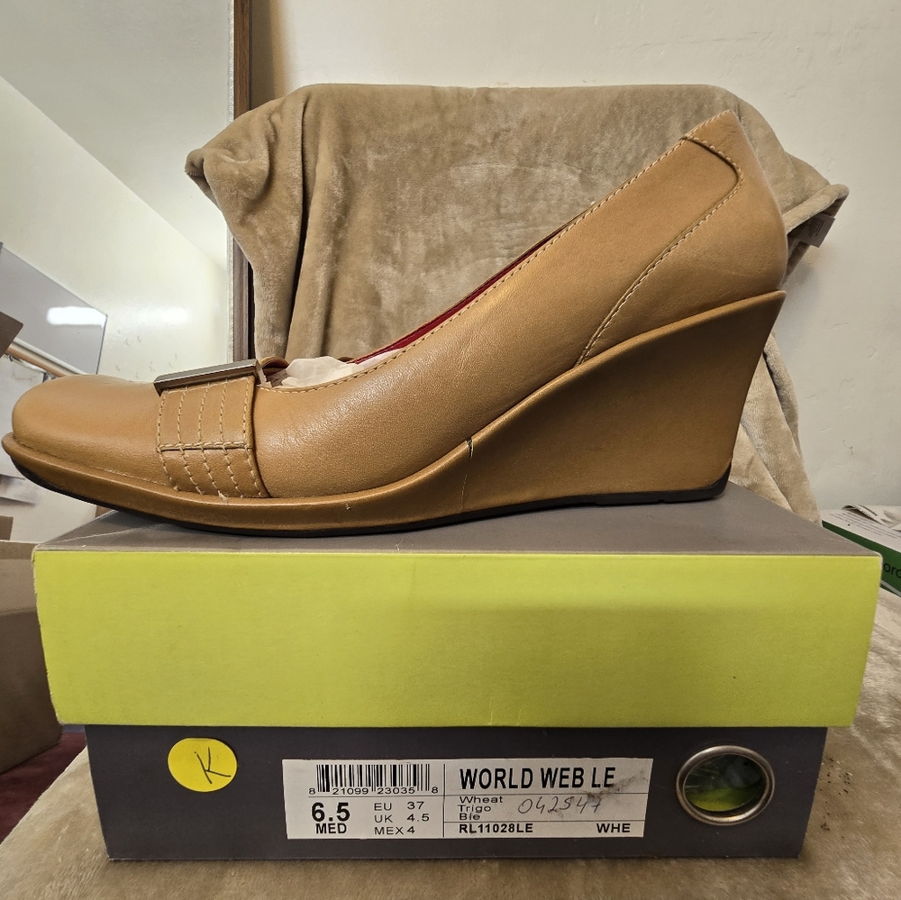 Kenneth Cole Reaction Biege Shoes (Size 6.5)
